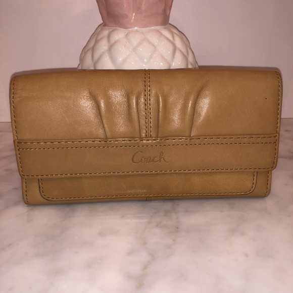 Coach large smooth tan leather wallet excellent π